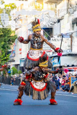 Güney Papua 'dan Soanggi (Suanggi) dansı. Bu dans, kötü ruh tarafından saldırıya uğradıktan sonra karısı ölen bir adamın hikayesini anlatıyor. Adı Anggi-anggi, Soanggi.