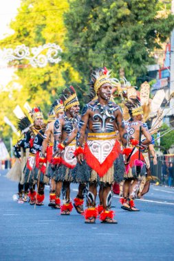 Güney Papua 'dan Soanggi (Suanggi) dansı. Bu dans, kötü ruh tarafından saldırıya uğradıktan sonra karısı ölen bir adamın hikayesini anlatıyor. Adı Anggi-anggi, Soanggi.