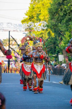 Güney Papua 'dan Soanggi (Suanggi) dansı. Bu dans, kötü ruh tarafından saldırıya uğradıktan sonra karısı ölen bir adamın hikayesini anlatıyor. Adı Anggi-anggi, Soanggi.