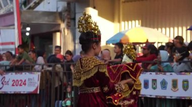 Sekapur Sirih Jambi 'den 3. BEN Karnavalı' nda dans ediyor. Bu dans misafirleri karşılamak için yapılan geleneksel danslardan biridir..