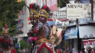 Güney Papua 'dan Soanggi (Suanggi) dansı. Bu dans, kötü ruh tarafından saldırıya uğradıktan sonra karısı ölen bir adamın hikayesini anlatıyor. Adı Anggi-anggi, Soanggi.