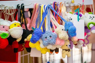 Anahtar zincirler, elle yapılan çeşitli şekil ve renkte örülmüş ürünler.