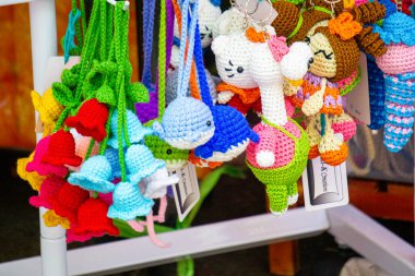 Anahtar zincirler, elle yapılan çeşitli şekil ve renkte örülmüş ürünler.