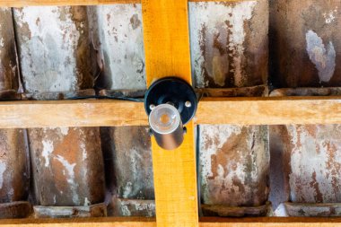 Fayansları olan lambalar çatıda asılı.