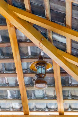 Fayansları olan lambalar çatıda asılı.