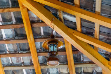 Fayansları olan lambalar çatıda asılı.