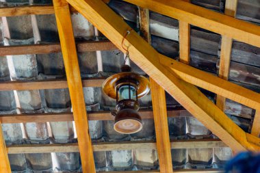 Fayansları olan lambalar çatıda asılı.