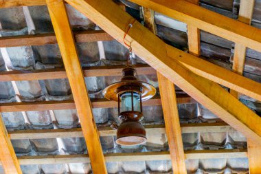 Fayansları olan lambalar çatıda asılı.