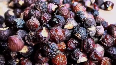 Sapindus rarak (Sapindus mukorossi, rerek, lamuran, Lerak). Bu meyve bulaşık deterjanı, çeşitli mutfak aletleri için temizleyici ve sabun haline getirilir..