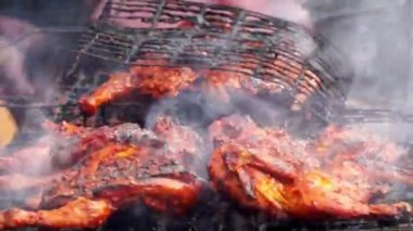 Satıcı, Endonezya 'dan soya soslu, otlu ve baharatlı kızarmış tavuk. Endonezyalı bu yiyeceğe ayam bakar diyor..
