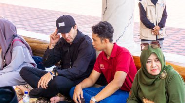 Baidhowi Camii 'ni ziyaret eden insanlar. Bu cami Medine 'deki Nabawi Camii' ne benziyor.