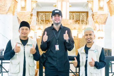 Baidhowi Camii 'ni ziyaret eden insanlar. Bu cami Medine 'deki Nabawi Camii' ne benziyor.