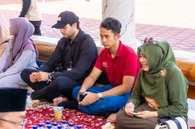Baidhowi Camii 'ni ziyaret eden insanlar. Bu cami Medine 'deki Nabawi Camii' ne benziyor.