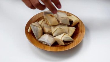 Wajik Kletik, Blitar kaynaklı bir pasta. Wajik kletik yapışkan pirinç, hindistan cevizi sütü ve esmer şekerden yapılır. Bu yemek mısır kabuğu ya da klobot kullanılarak paketlenir..