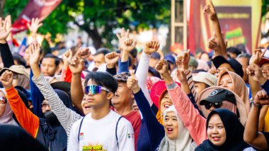Bin kişi. Sokakta kalabalık insanlar vardı. Asyalılar.