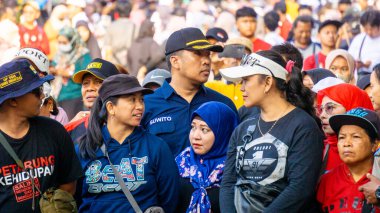 Bin kişi. Sokakta kalabalık insanlar vardı. Asyalılar.