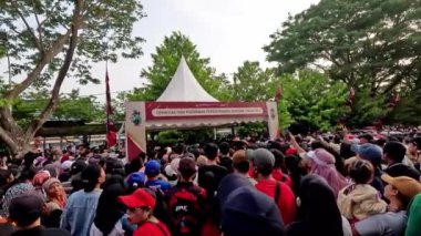 Bin kişi. Sokakta kalabalık insanlar vardı. Asyalılar.