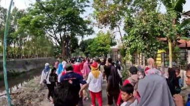 Bin kişi. Sokakta kalabalık insanlar vardı. Asyalılar.