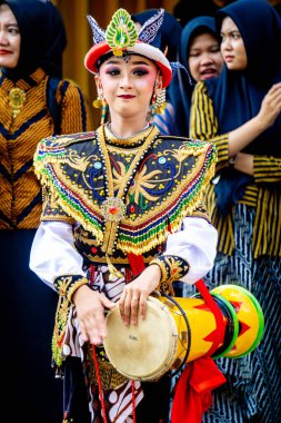 Endonezyalı dansçı Reog Kendang dansı yapıyor. Reog Kendang, Tulungagung 'dan bir danstır.