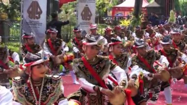 Endonezyalı dansçı Reog Kendang dansı yapıyor. Reog Kendang, Tulungagung 'dan bir danstır.