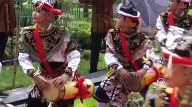 Endonezyalı dansçı Reog Kendang dansı yapıyor. Reog Kendang, Tulungagung 'dan bir danstır.