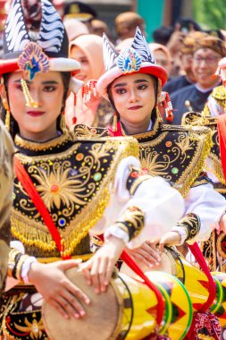 Endonezyalı dansçı Reog Kendang dansı yapıyor. Reog Kendang, Tulungagung 'dan bir danstır.