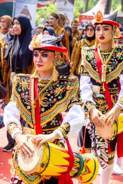 Endonezyalı dansçı Reog Kendang dansı yapıyor. Reog Kendang, Tulungagung 'dan bir danstır.