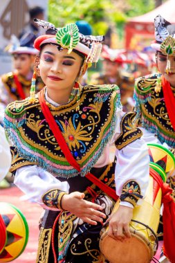 Endonezyalı dansçı Reog Kendang dansı yapıyor. Reog Kendang, Tulungagung 'dan bir danstır.
