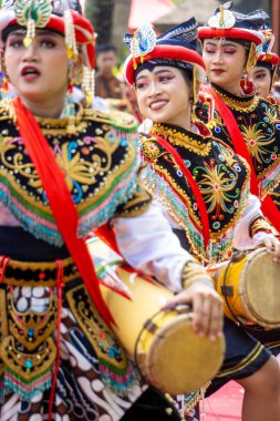 Endonezyalı dansçı Reog Kendang dansı yapıyor. Reog Kendang, Tulungagung 'dan bir danstır.