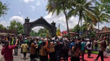 Endonezyalılar tümör için kavga eder. Tumpeng koni şeklinde bir yemektir ve genellikle belirli etkinliklerde servis edilir..