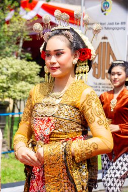Geleneksel Java kostümlü Endonezyalı
