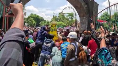 Endonezyalılar tümör için kavga eder. Tumpeng koni şeklinde bir yemektir ve genellikle belirli etkinliklerde servis edilir..