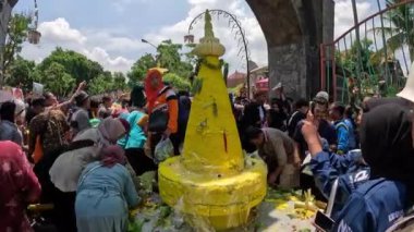 Endonezyalılar tümör için kavga eder. Tumpeng koni şeklinde bir yemektir ve genellikle belirli etkinliklerde servis edilir..