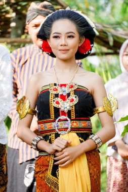 Geleneksel Java kostümlü Endonezyalı