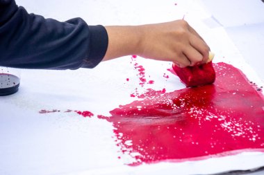 Sıçrayan batik (batik ciprat) yapıyorum. Batik, Endonezya kökenli bir kumaş motifi ve UNESCO tarafından tanınan soyut bir kültür mirası..