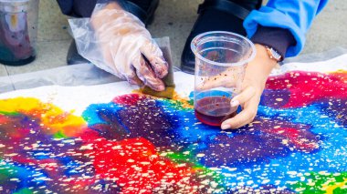 Sıçrayan batik (batik ciprat) yapıyorum. Batik, Endonezya kökenli bir kumaş motifi ve UNESCO tarafından tanınan soyut bir kültür mirası..