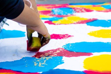 Sıçrayan batik (batik ciprat) yapıyorum. Batik, Endonezya kökenli bir kumaş motifi ve UNESCO tarafından tanınan soyut bir kültür mirası..