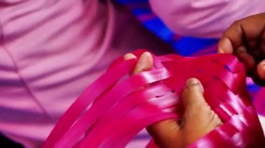 Örülmüş plastikten torbalar yap. Plastik atıkları azaltma etkinlikleri
