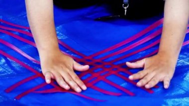 Örülmüş plastikten torbalar yap. Plastik atıkları azaltma etkinlikleri