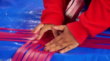 Örülmüş plastikten torbalar yap. Plastik atıkları azaltma etkinlikleri