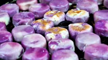 Tavada Bakpia. Şef müşteriler için bakpia pişirir. Bakpia, Endonezya 'nın tipik bir yiyeceğidir.)
