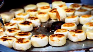 Tavada Bakpia. Şef müşteriler için bakpia pişirir. Bakpia, Endonezya 'nın tipik bir yiyeceğidir.)