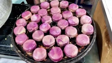 Tavada Bakpia. Şef müşteriler için bakpia pişirir. Bakpia, Endonezya 'nın tipik bir yiyeceğidir.)