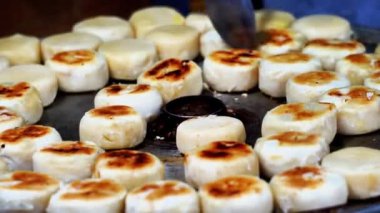 Tavada Bakpia. Şef müşteriler için bakpia pişirir. Bakpia, Endonezya 'nın tipik bir yiyeceğidir.)