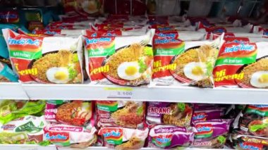 Kediri, Doğu Java, Endonezya - 19 Aralık 2024: Indomie Mie Goreng (kızarmış erişte) süpermarkette hazır şehriye. Indomie, Endonezya 'da ünlü bir hazır eriştedir.