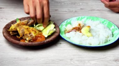 Endonezya usulü kızarmış tavuk (Endonezya dilinde Ayam Penyet, Penyetan Ayam). Genellikle domates sosu, kızarmış tempo, kızarmış tofu, kızarmış patlıcan, lahana, salatalık ve limon fesleğeni ile servis edilir.