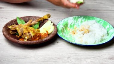 Endonezya usulü kızarmış tavuk (Endonezya dilinde Ayam Penyet, Penyetan Ayam). Genellikle domates sosu, kızarmış tempo, kızarmış tofu, kızarmış patlıcan, lahana, salatalık ve limon fesleğeni ile servis edilir.