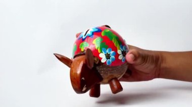 Hindistan cevizi kabuğundan yapılmış, hayvan şeklinde eşsiz bir kumbara..