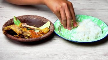 Endonezya usulü kızarmış tavuk (Endonezya dilinde Ayam Penyet, Penyetan Ayam). Genellikle domates sosu, kızarmış tempo, kızarmış tofu, kızarmış patlıcan, lahana, salatalık ve limon fesleğeni ile servis edilir.
