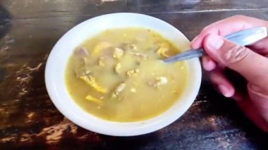 Gulai veya Gule Babat. Endonezya 'nın tipik bir türü olan keçi ya da kuzu eti ve sakatat tüm baharatları kullanır. Sos kalın ve baharatlı..